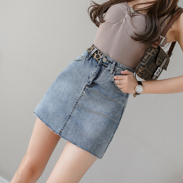 Sieviešu īsie svārki Slaids modelis ar dzīvnieku apdruku