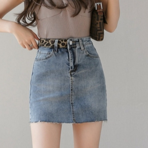 Sieviešu īsie svārki Slaids modelis ar dzīvnieku apdruku