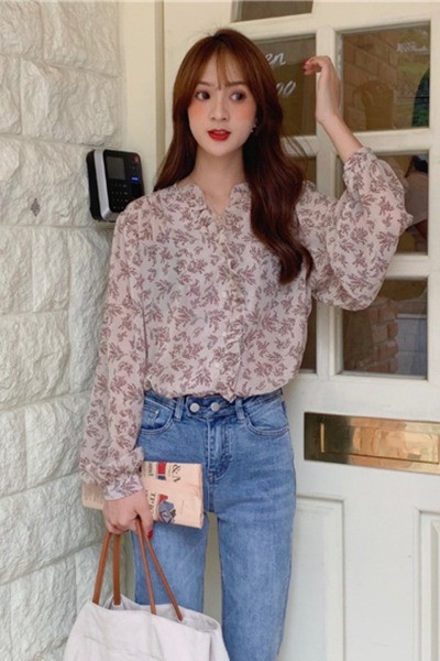 Cămașă de damă cu decolteu spitz și model floral