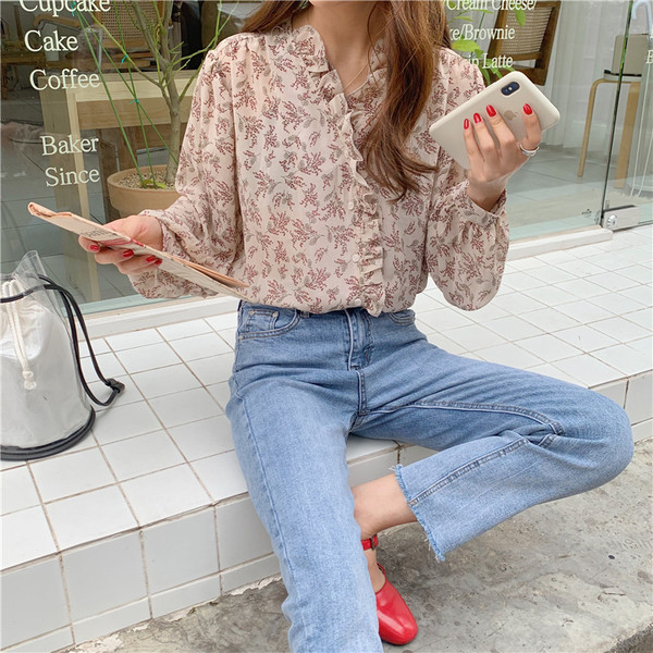 Cămașă de damă cu decolteu spitz și model floral