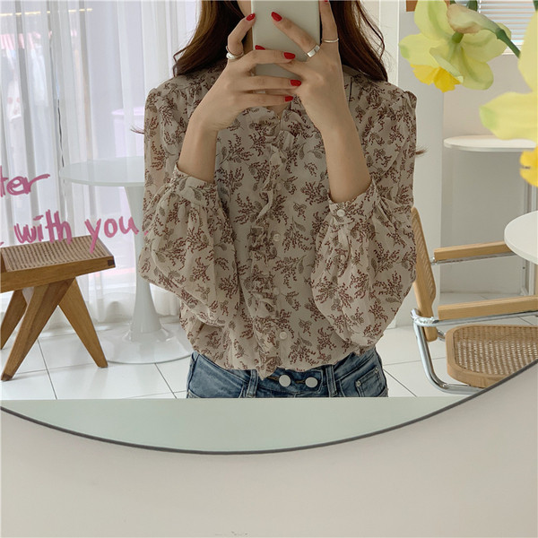 Cămașă de damă cu decolteu spitz și model floral