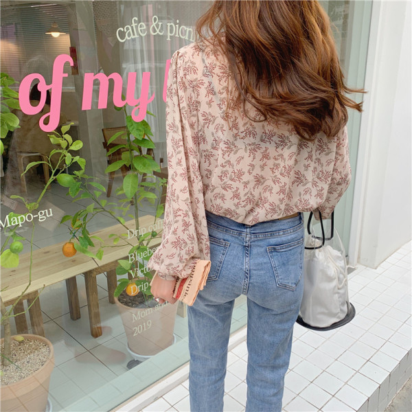 Cămașă de damă cu decolteu spitz și model floral