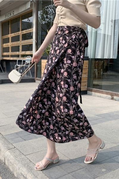 Laisvalaikio moteriškas ilgas sijonas su pervedimu ir gėlių raštu