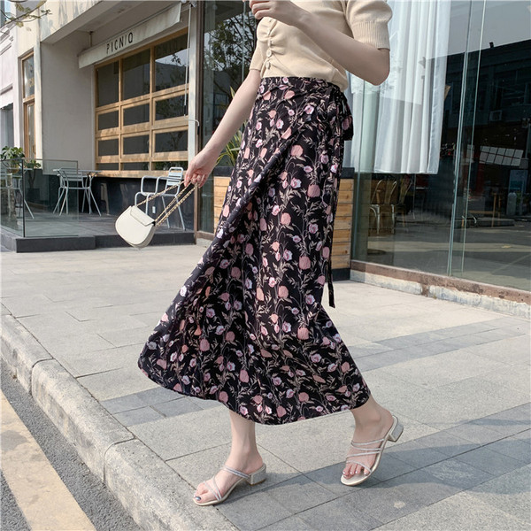 Laisvalaikio moteriškas ilgas sijonas su pervedimu ir gėlių raštu