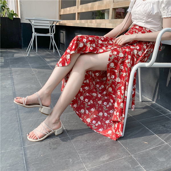 Laisvalaikio moteriškas ilgas sijonas su pervedimu ir gėlių raštu