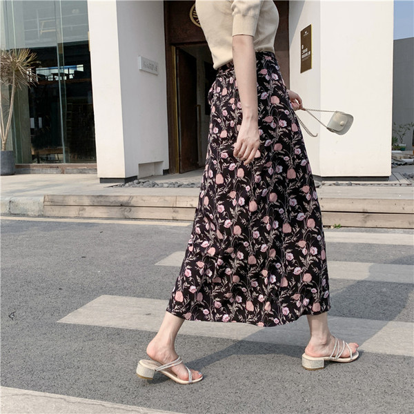 Laisvalaikio moteriškas ilgas sijonas su pervedimu ir gėlių raštu