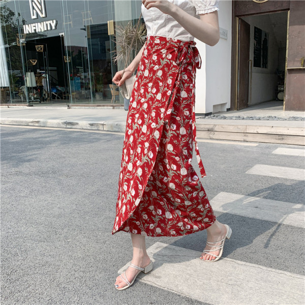 Laisvalaikio moteriškas ilgas sijonas su pervedimu ir gėlių raštu