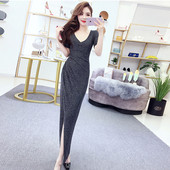 Stilinga moteriška ilga suknelė su skeltuku ir trumpomis rankovėmis