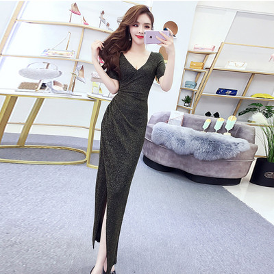 Stilinga moteriška ilga suknelė su skeltuku ir trumpomis rankovėmis