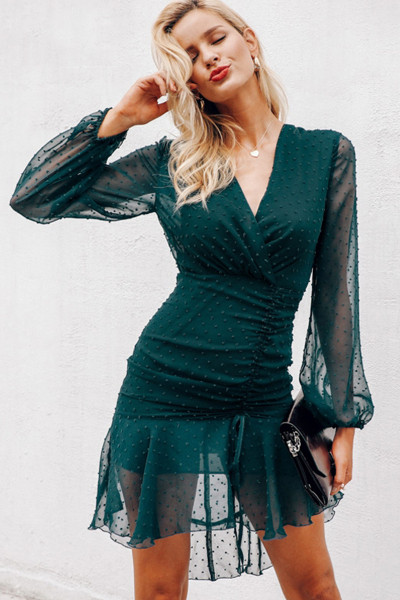 JAUNA modeļa sieviešu īsā kleita ar garām piedurknēm un dziļu kakla izgriezumu zaļā krāsā