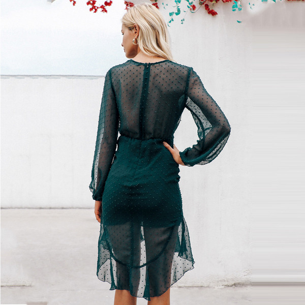 JAUNA modeļa sieviešu īsā kleita ar garām piedurknēm un dziļu kakla izgriezumu zaļā krāsā