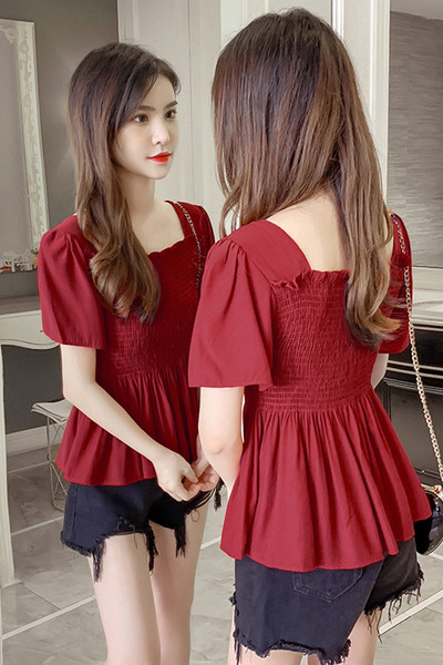 Sieviešu ikdienas blūze ar kvadrātveida kakla izgriezumu un īsām piedurknēm