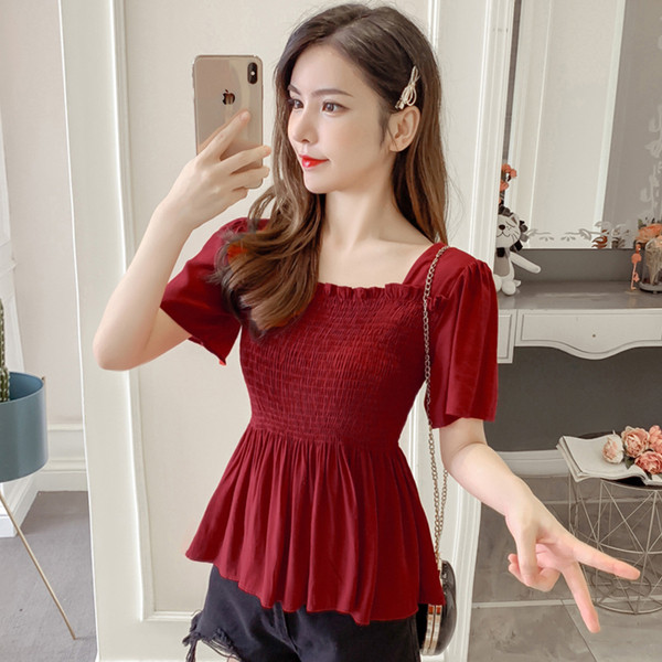 Sieviešu ikdienas blūze ar kvadrātveida kakla izgriezumu un īsām piedurknēm