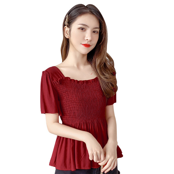 Sieviešu ikdienas blūze ar kvadrātveida kakla izgriezumu un īsām piedurknēm