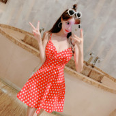 Sieviešu ikdienas kleita ar dziļu kakla izgriezumu