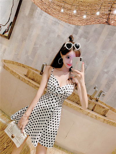 Sieviešu ikdienas kleita ar dziļu kakla izgriezumu