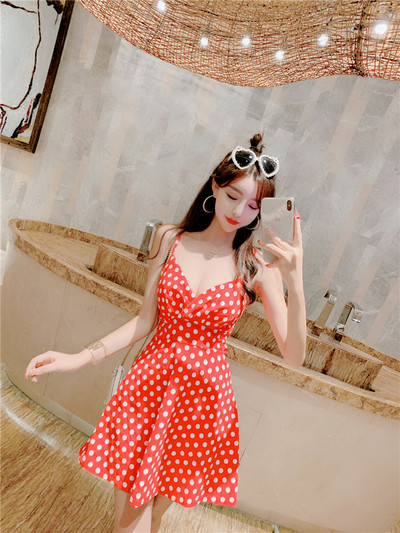 Sieviešu ikdienas kleita ar dziļu kakla izgriezumu