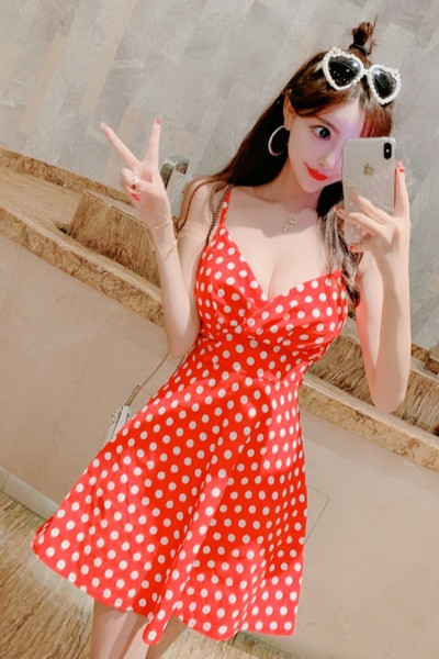 Sieviešu ikdienas kleita ar dziļu kakla izgriezumu