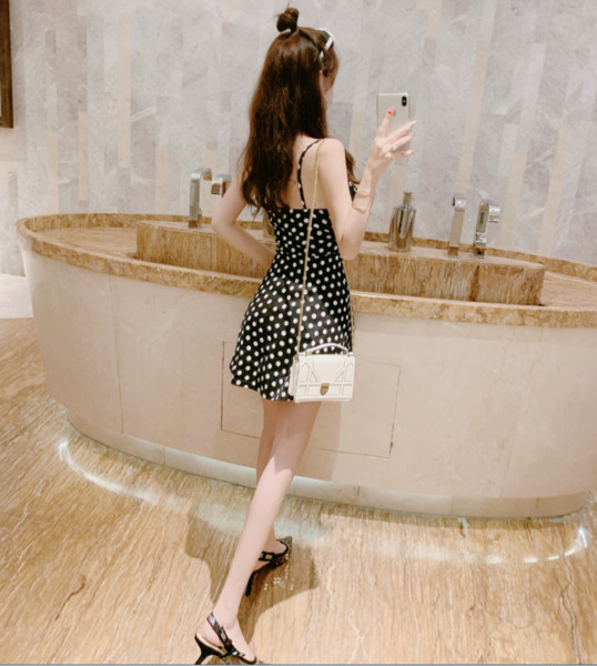 Sieviešu ikdienas kleita ar dziļu kakla izgriezumu