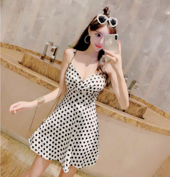 Sieviešu ikdienas kleita ar dziļu kakla izgriezumu