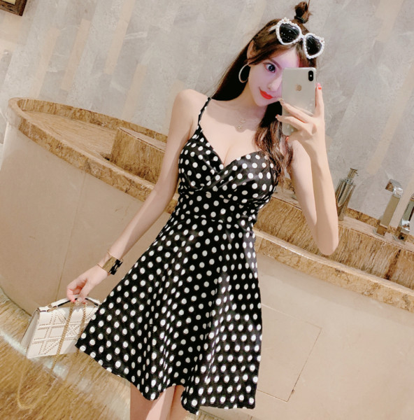 Sieviešu ikdienas kleita ar dziļu kakla izgriezumu