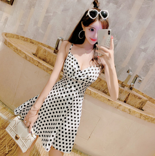 Sieviešu ikdienas kleita ar dziļu kakla izgriezumu