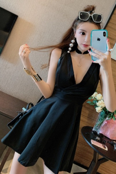 Moteriška moderni suknelė su V formos iškirpte modeliu