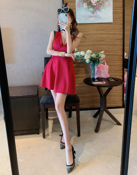 Moteriška moderni suknelė su V formos iškirpte modeliu