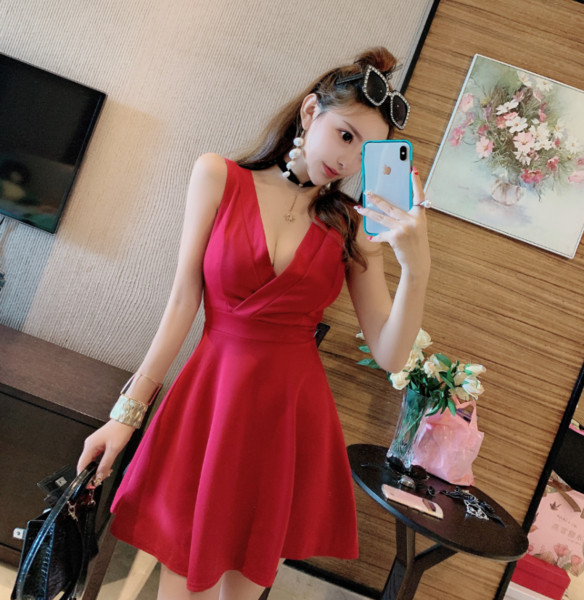 Moteriška moderni suknelė su V formos iškirpte modeliu