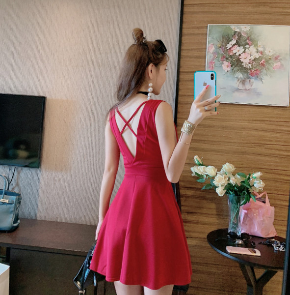 Moteriška moderni suknelė su V formos iškirpte modeliu