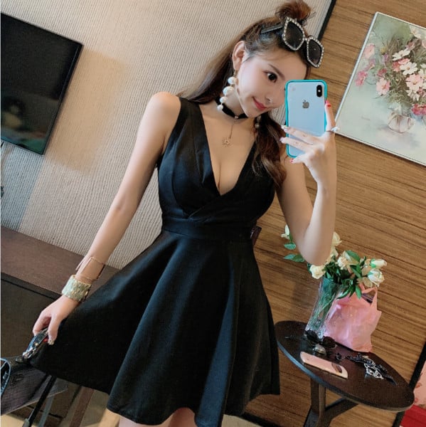 Moteriška moderni suknelė su V formos iškirpte modeliu