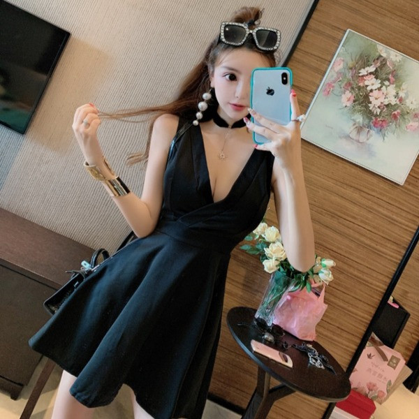 Moteriška moderni suknelė su V formos iškirpte modeliu