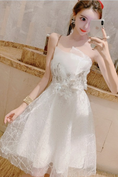 Elegáns női ruha tüll és 3D elemekkel