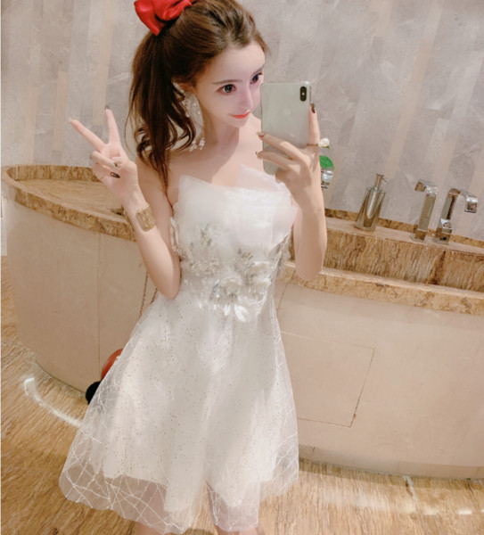 Elegáns női ruha tüll és 3D elemekkel