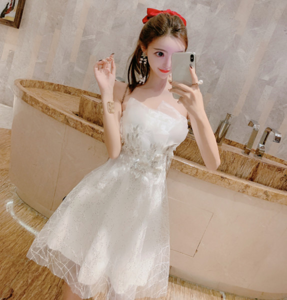 Elegáns női ruha tüll és 3D elemekkel