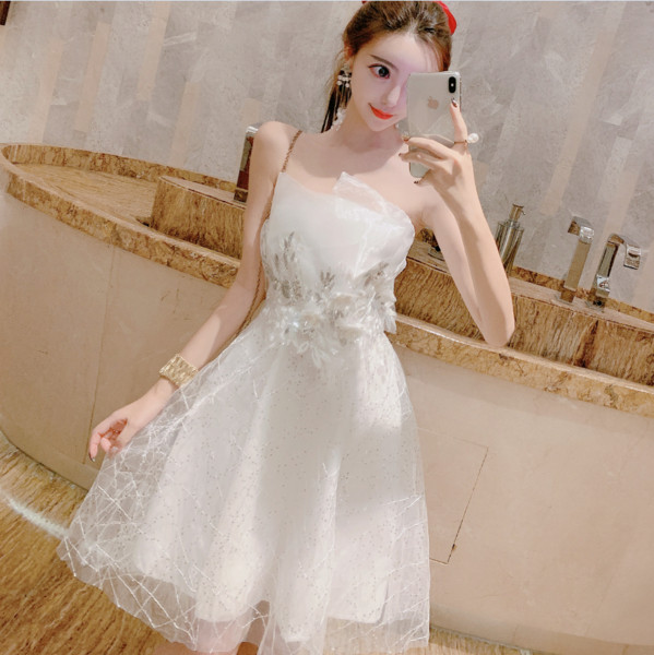 Elegáns női ruha tüll és 3D elemekkel