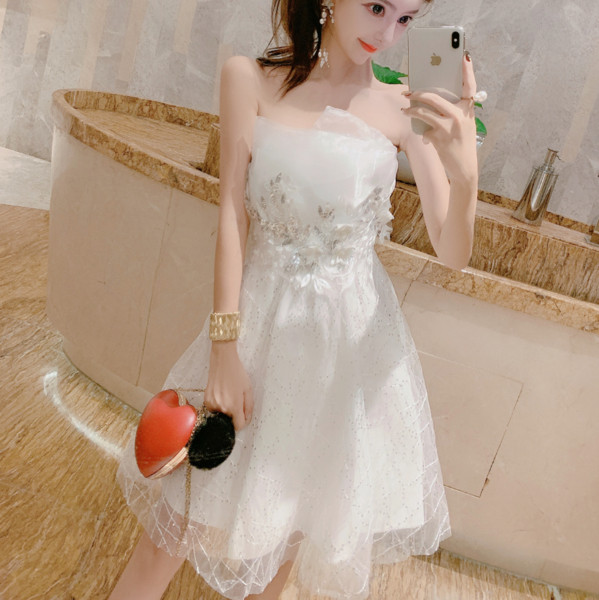 Elegáns női ruha tüll és 3D elemekkel