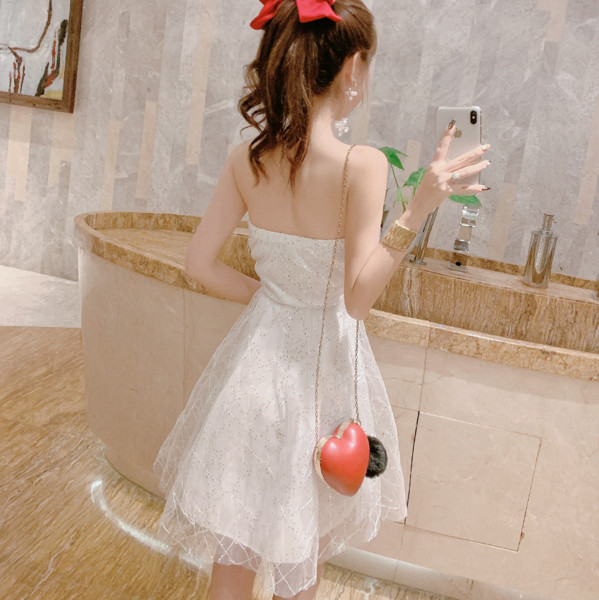 Elegáns női ruha tüll és 3D elemekkel