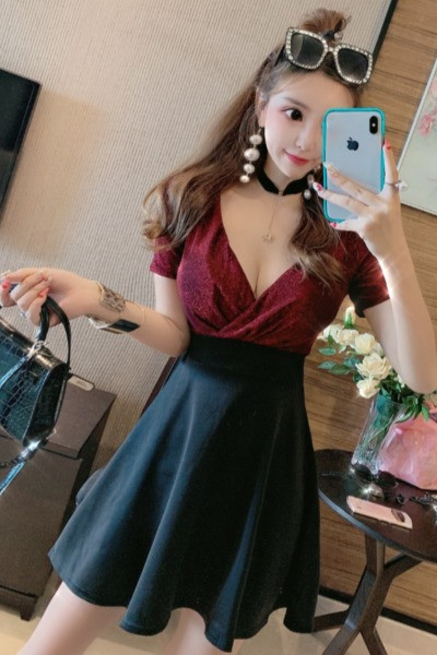 Дамска разкроена рокля с дълбоко  V-образно деколте и къс ръкав