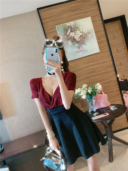 Дамска разкроена рокля с дълбоко  V-образно деколте и къс ръкав