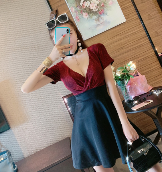 Дамска разкроена рокля с дълбоко  V-образно деколте и къс ръкав