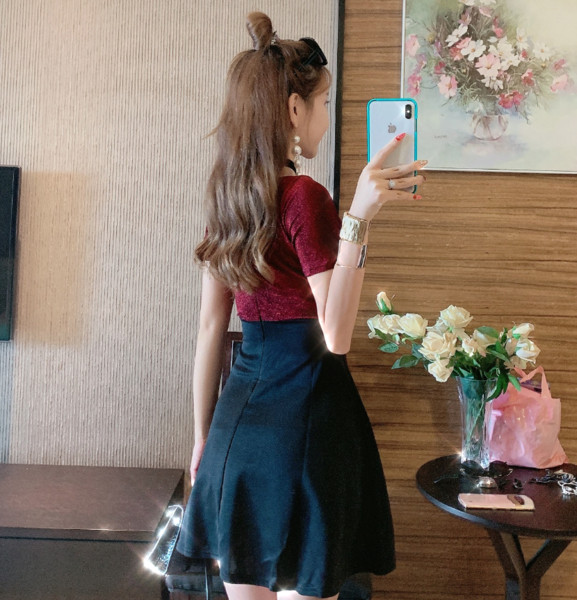 Дамска разкроена рокля с дълбоко  V-образно деколте и къс ръкав