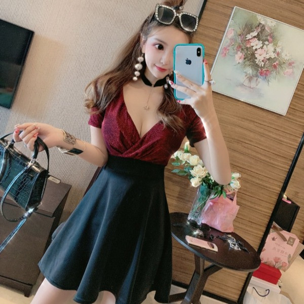 Дамска разкроена рокля с дълбоко  V-образно деколте и къс ръкав