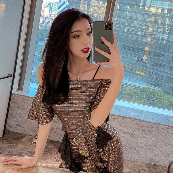 Stilinga moteriška suknelė su petnešėlėmis ir garbanomis