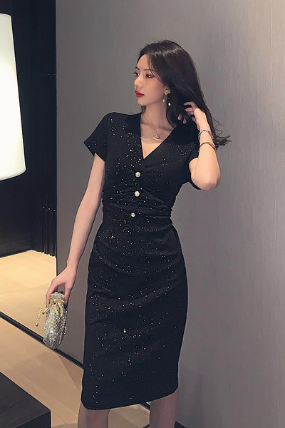 Aktuális női ruha gombokkal, spitz nyakkivágással