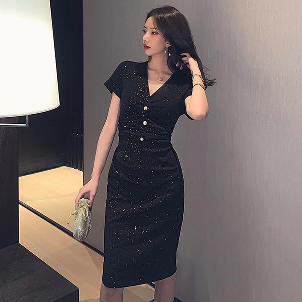 Aktuális női ruha gombokkal, spitz nyakkivágással