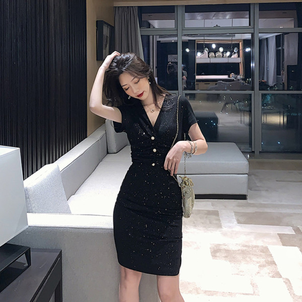 Aktuális női ruha gombokkal, spitz nyakkivágással