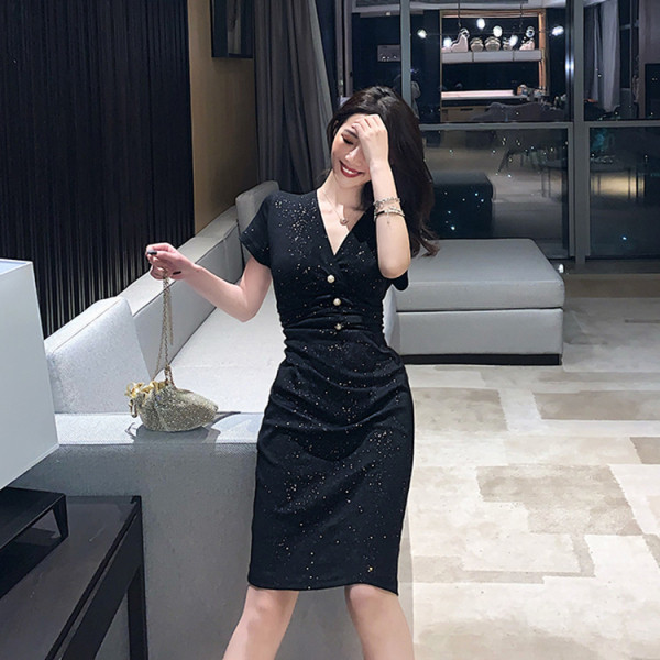 Aktuális női ruha gombokkal, spitz nyakkivágással