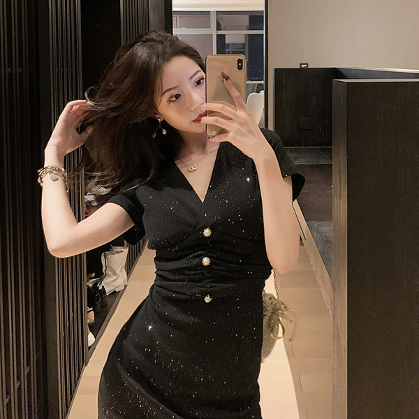 Aktuális női ruha gombokkal, spitz nyakkivágással