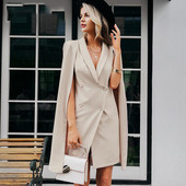 Modern női rövid ruha gombokkal és mély nyakkivágással bézs színben